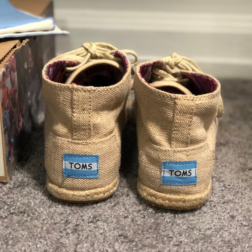 TOMS - Picture 3 of 5